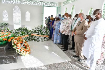 Funérailles traditionnelles d`Amadou Gon Coulibaly : le Premier Ministre Patrick Achi dépose une gerbe de fleurs sur la tombe du défunt